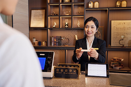 酒店服务员为顾客开车门